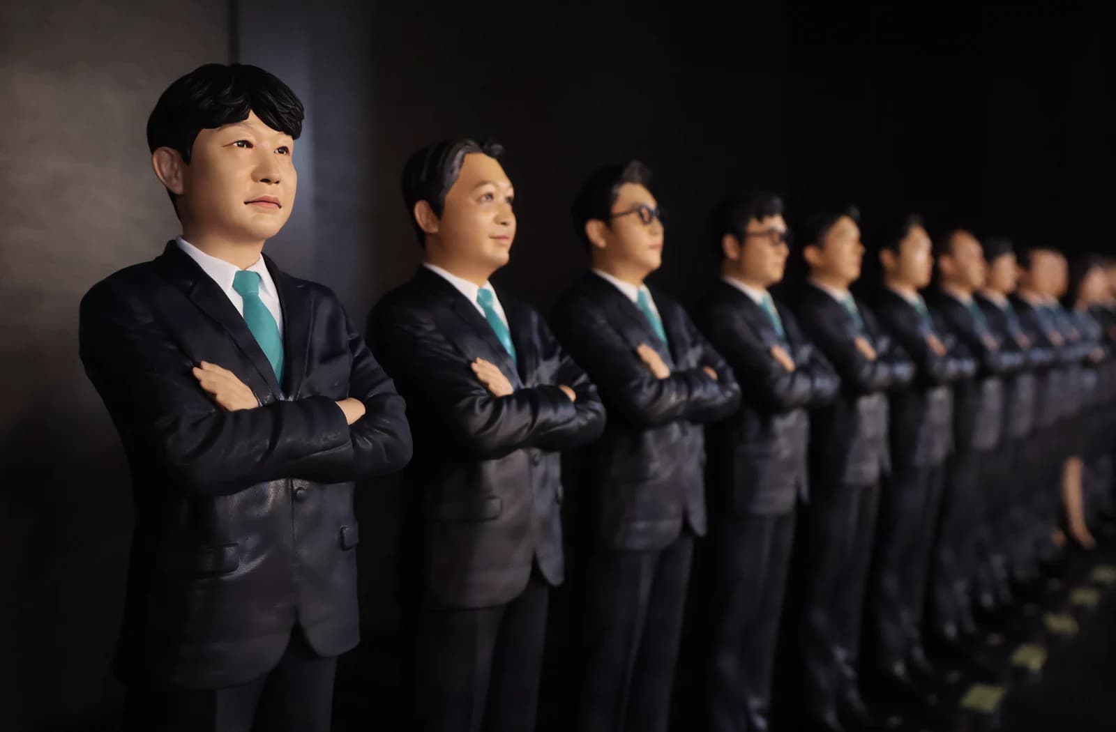 정장 차림으로 제작된 하이엔드 단체 피규어